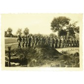 Soldats allemands marchant vers la cérémonie d'enterrement de leurs camarades.